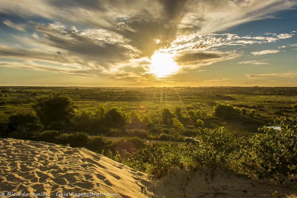 Imagen do por do sol nas dunas de Itaúnas